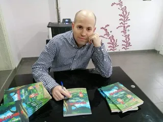 Carlos Sanz durante una firma de libros
