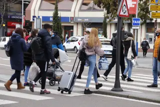 Viajeros con maletas por Salamanca | Foto: S24H