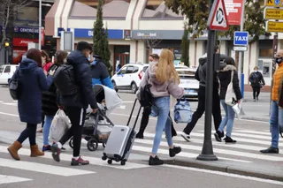 Viajeros con maletas por Salamanca | Foto: S24H