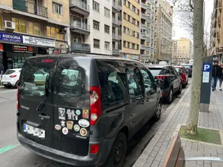 Coches aparcado en Torres Villarroel. S24H