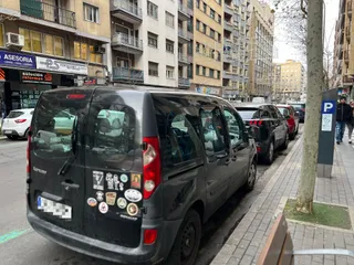 Coches aparcado en Torres Villarroel. S24H
