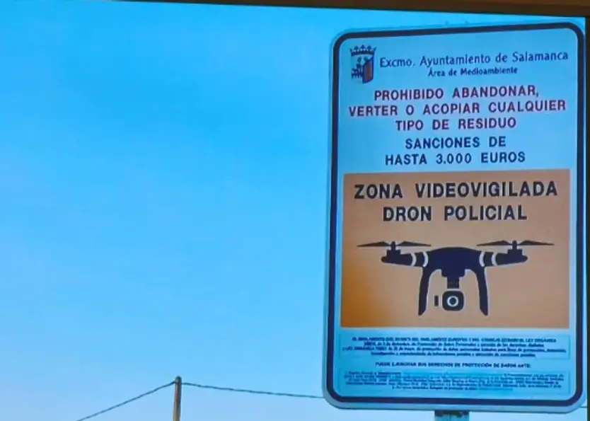 Cartel informativo de la presencia de drones para controlar escombros