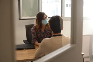 Laura Rodríguez, psicóloga de ASAS, junto a un compañero