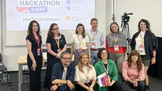El equipo SilverTech de la USAL gana la final internacional del Hackathon HerTechVenture en Varsovia | Comunicación Universidad de Salamanca