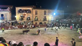Aldeadávila se llena de ambiente festivo una jornada más con su capea nocturna