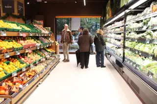 Supermercado, personas haciendo la compra. Archivo