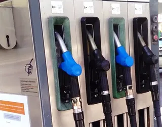 Mangeras de carburante en una estación. Foto: EP