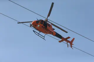El helicóptero que ha sobrevolado Salamanca en la mañana de este domingo para comprobar el tendido eléctrico. | FOTOS: SALAMANCA24HORAS