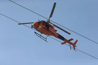 El helicóptero que ha sobrevolado Salamanca en la mañana de este domingo para comprobar el tendido eléctrico. | FOTOS: SALAMANCA24HORAS