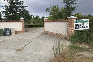Recinto de las piscinas municipales de Aldeaseca de la Frontera.