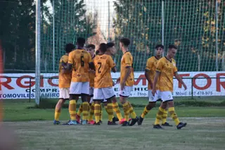 Álex Garrido celebra el gol junto a sus compañeros | FOTO USCF BASE