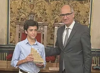 Novillero salmantino Marco Pérez junto al presidente de la Diputación, Javier Iglesias