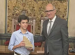 Novillero salmantino Marco Pérez junto al presidente de la Diputación, Javier Iglesias