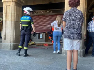GALERÍA | Se cae una trapa de un establecimiento en la Plaza Mayor y deja a varias personas dentro atrapadas
