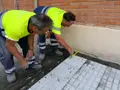 Los alumnos de ‘La Senda’ completan la renovación de las aceras del barrio de Santa Marina