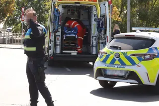 El herido es introducido en la ambulancia. Mientras, un policía local regula el tráfico. Foto SALAMANCA24HORAS.