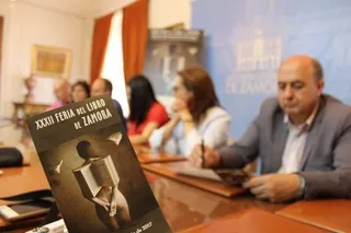 Cisma en Izquierda Unida por el cartel anunciador de la Feria del Libro