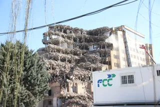 GALERÍA | Comienza la demolición de la parte superior del Clínico