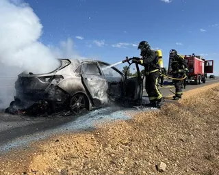 Vehículo incendiado en la AP-71 sentido León. Fotos ICAL