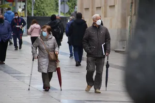 Gente paseando por las calles de Salamanca con paraguas