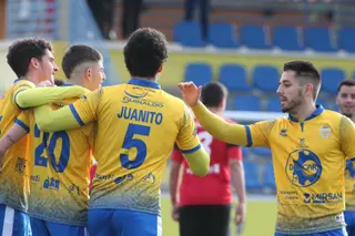 Los jugadores del RS Monterrey celebran un gol ante el Atlético Candeleda / FOTO SALAMANCA24HORAS.COM