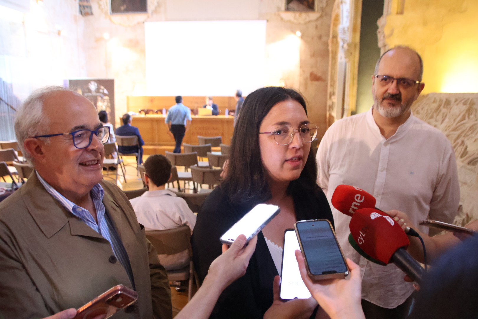 va La Huerta Oteo, vicedecana de internacionalizaci&oacute;n y comunicaci&oacute;n de la Universidad de Salamanca, Javier Melgosa, profesor titular de derecho administrativo en la USAL y Mariano Casas, director del departamento de Historia del Arte y Bellas Artes en la USAL | Andrea Mateos