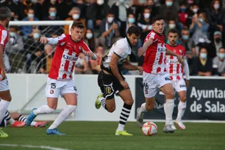Carlos de la Nava, en una acción ante la SD Logroñés / FOTO SALAMANCA24HORAS.COM