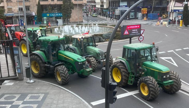 Tractores en avenida de Mirat