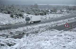 Nieve entre Guijuelo y Béjar. FOTOS: iCal / José Vicente