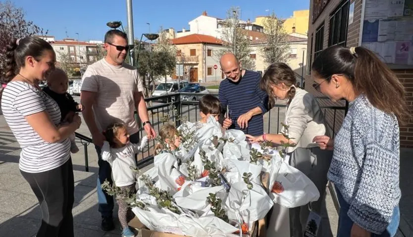 Entrega de árboles en Carbajosa de la Sagrada (1)
