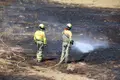 Los Bomberos intervienen en un incendio junto a la autovía en Villares de la Reina