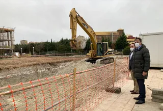El alcalde de Salamanca, carlos García Carbayo, y el concejal de Fomento, Daniel Llanos, en la zona de construcción