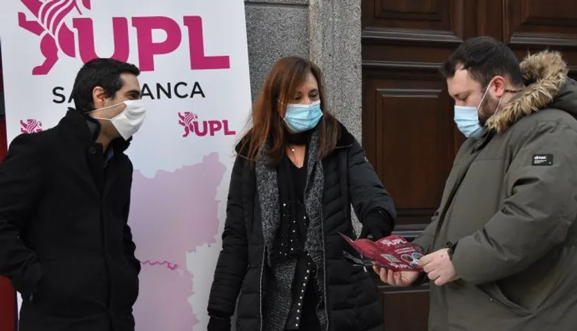 Mesa informativa de UPL en la plaza de España de Béjar