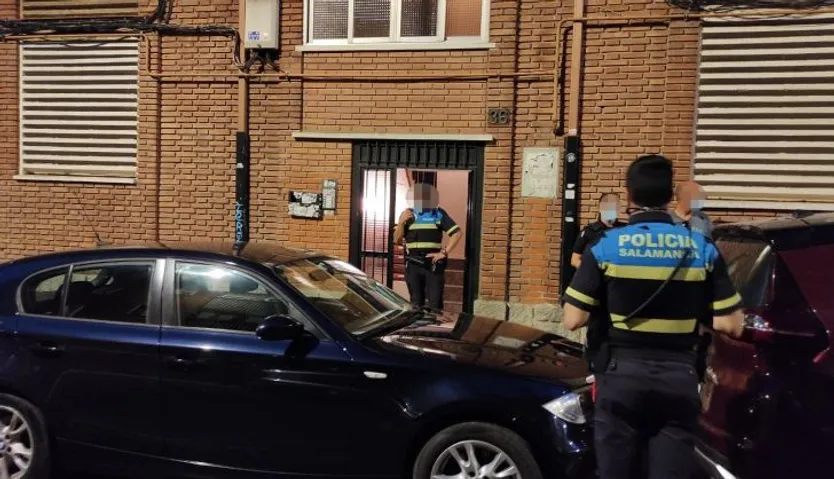 Varios policías hacen guardia frente al número 36 de la calle Isaac Peral