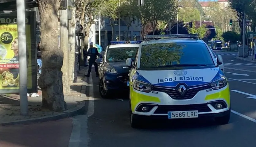 Coche de la Policía Local y Policía Nacional en la avenida de Mirat | FOTO SALAMANCA24HORAS.COM