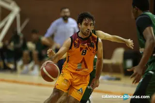 Arturo Cruz, ante el CB Morón.