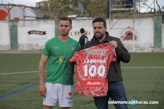 Carmona y Jorge Hernández, el día que el futbolista cumplió 100 partidos con el Guijuelo | FOTO SALAMANCA24HORAS.COM