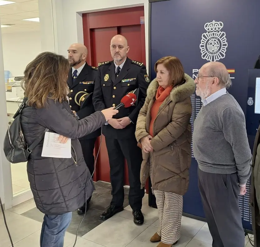 La subdelegada de la Gobierno en Salamanca y el comisario jefe provincial de Policía Nacional, acompañados por alcalde de Vitigudino