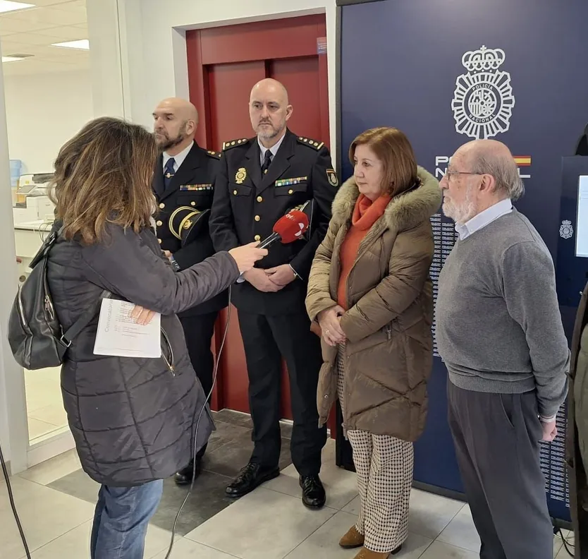 La subdelegada de la Gobierno en Salamanca y el comisario jefe provincial de Policía Nacional, acompañados por alcalde de Vitigudino