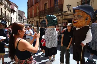“Operación Litro” Pasacalles de Cabezudos y Gigantes acompañados de charanga
