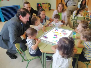Visita de Alfonso Fernández Mañueco al centro de educación infantil de Carbajosa