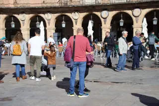 Gente paseando por las calles de Salamanca