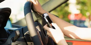 Uso del teléfono móvil al volante. Foto @DGTes