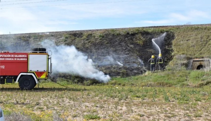 Bomberos de Diputación de Salamanca sofocan un incendio en el camino Manzado de Cabrerizos (2)