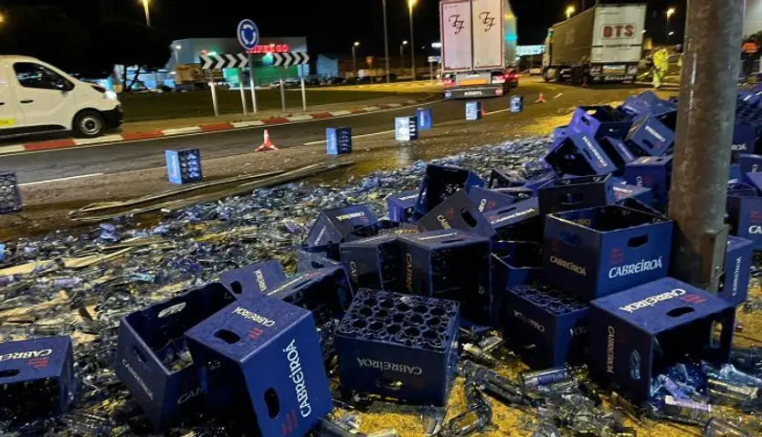 Un camión pierde parte de la carga sobre la calzada cuando circulaba en la rotonda del polígono del Montalvo