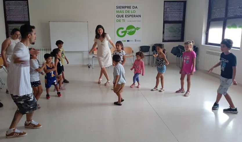 La concejala bailando con los niños de