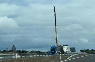 Retirada del camión incendiado el lunes, 20 de enero de 2025, a la altura de Martín de Yeltes. Foto S24H