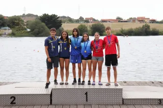 Sara Vicente y Víctor Hernández en el podio del Campeonato de España de Maratón de K2
