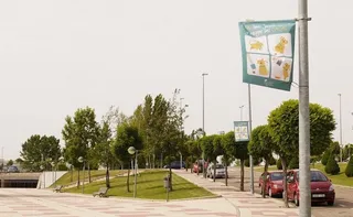 Banderolas en las calles y trípticos para concienciar a los vecinos sobre las obligaciones que conlleva tener animales