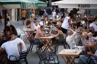 Archivo - Varias personas sentadas en terrazas en la plaza dels Àngels del Raval, en Barcelona. - DAVID ZORRAQUINO / EUROPA PRESS - Archivo